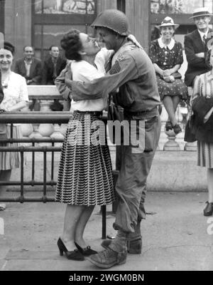 August 1944. Sgt. Kenneth Averill, von der 4. Signal Co., 4. Div., wird persönlich von einem Pariser Mädchen begrüßt, als seine Einheit zusammen mit anderen französischen und amerikanischen Streitkräften in den Hauptteil der französischen Hauptstadt eindringt Stockfoto