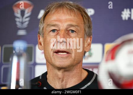 Doha, Katar. Februar 2024. (KOR) Fußball/Fußball : Korea-Cheftrainer Jurgen Klinsmann bei der Pressekonferenz des AFC Asian Cup Qatar 2023 im Main Media Center in Doha, Katar. Quelle: Mutsu Kawamori/AFLO/Alamy Live News Stockfoto