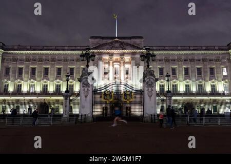 London, UK, 5. Februar 2024. Allgemeine Ansichten des Buckingham Palace mit dem Royal Standard fliegen, kurz nachdem eine Erklärung veröffentlicht wurde, in der bekannt gegeben wurde, dass König Charles Krebs hat und von den offiziellen Aufgaben zurücktreten wird, während der Monarch behandelt wird. Quelle: Eleventh Photography/Alamy Live News Stockfoto