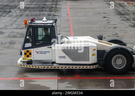 PRAG, TSCHECHIEN, FEB 01 2024, der schlepplose Traktor (TBL) auf einer Landebahn eines internationalen Flughafens Stockfoto