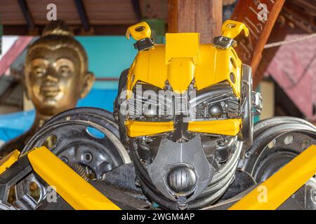 SAMUT SAKHON, THAILAND, 03. Dezember 2023, Eiserne Figur der Autobot Hummel (Transformers) im buddhistischen Tempel Stockfoto