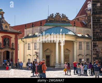 Prag, Böhmen - CZ - 3. Juni 2023 Horizontalansicht der Theresia Pia Felix Augusta Kirche in der Prager Burg. Stockfoto