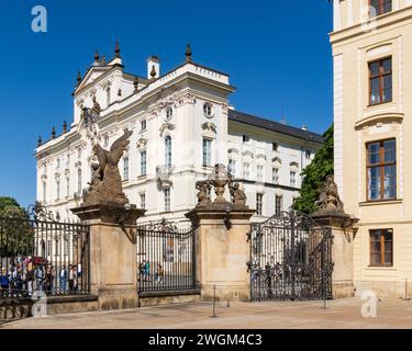 Prag, Böhmen – CZ – 3. Juni 2023 Blick vom ersten Innenhof der Prager Burg aus auf Touristen, die am barocken Erzbischofspalast in P vorbeiziehen Stockfoto