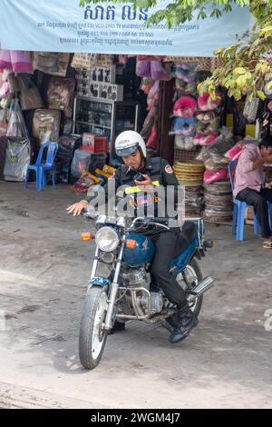 PHNOM PENH, KAMBODSCHA, 03. November 2015, Polizist auf einem Motorrad in Phnom Penh Stockfoto