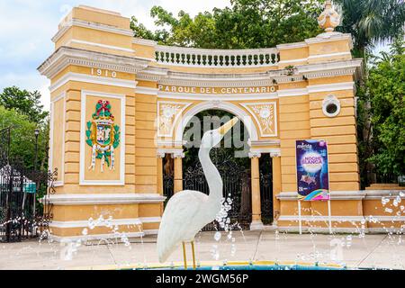 Merida Mexico, Parque Zoologico del Centenario hundertjähriger öffentlicher Park, Eingangsbogen, öffentlicher Brunnen, weißer Reiher Vogelstatue, Wappenschild Stadt, ich Stockfoto