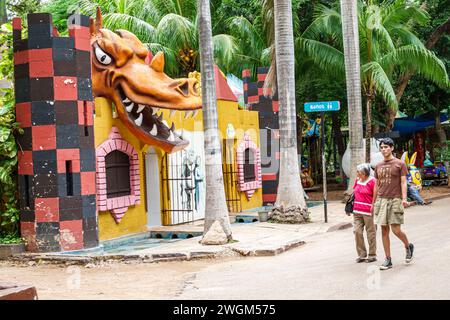 Merida Mexico, Parque Zoologico del Centenario hundertjähriger öffentlicher Park, amusement Fantasy Drachen Kreatur, Senioren Rentner, Senioren Bürger pensi Stockfoto
