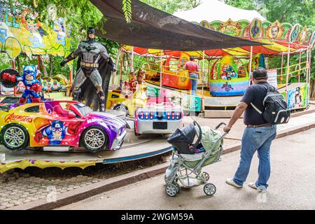 Merida Mexico, Parque Zoologico del Centenario hundertjähriger öffentlicher Park, Amusement Fantasy, Karneval Kinderfahrten maßgeschneiderte Autos Batman Statue, Mann Männer mal Stockfoto