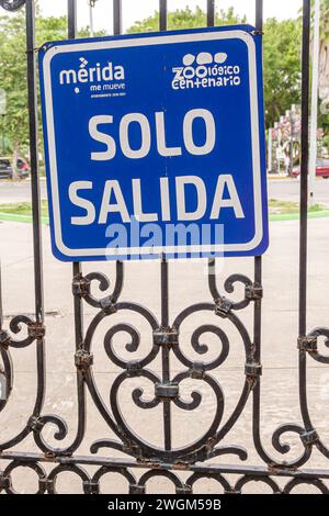 Merida Mexico, Parque Zoologico del Centenario hundertjähriger öffentlicher Park, Schild mit ornamentalem schmiedeeisernem Tor, nur Hinweis zum Ausgang, mexikanischer hispanischer Latino, Stockfoto