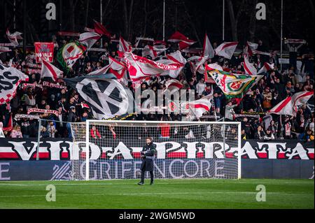 Madrid, Madrid, Spanien. Februar 2024. Rayo Vallecano-Fans Choreografie vor dem Fußballspiel La Liga EA Sports 2023/24 zwischen Rayo Vallecano und Sevilla im Estadio Vallecas in Madrid, Spanien. (Kreditbild: © Alberto Gardin/ZUMA Press Wire) NUR REDAKTIONELLE VERWENDUNG! Nicht für kommerzielle ZWECKE! Stockfoto