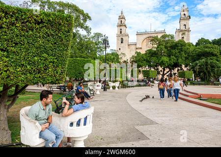 Merida Mexico, Centro Historico historisches Zentrum Viertel, Plaza Grande, vertraute Stühle Sitze, Mann Männer männlich, Frau Frauen weiblich, Erwachsene Erwachsene Stockfoto