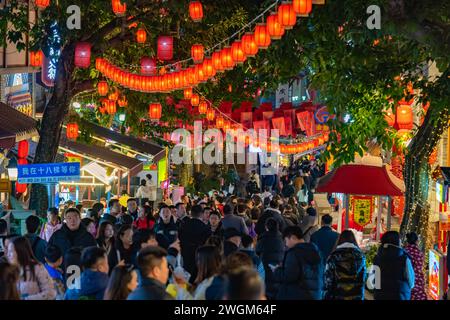 CHONGQING, CHINA - 5. FEBRUAR 2024 - Eine große Anzahl von Touristen besucht das traditionelle Shibati-Viertel in Chongqing, China, 5. Februar 2024 als Sp Stockfoto