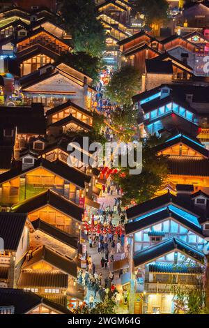 CHONGQING, CHINA - 5. FEBRUAR 2024 - Eine große Anzahl von Touristen besucht das traditionelle Shibati-Viertel in Chongqing, China, 5. Februar 2024 als Sp Stockfoto