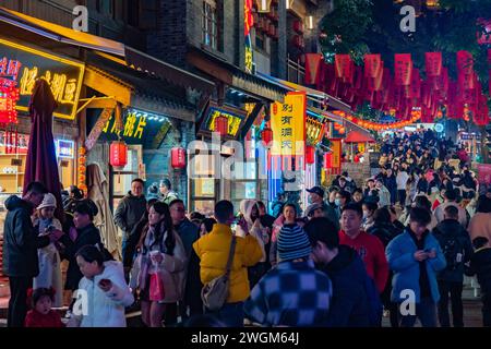 CHONGQING, CHINA - 5. FEBRUAR 2024 - Eine große Anzahl von Touristen besucht das traditionelle Shibati-Viertel in Chongqing, China, 5. Februar 2024 als Sp Stockfoto