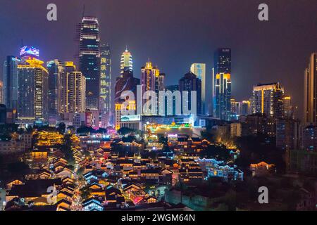 CHONGQING, CHINA - 5. FEBRUAR 2024 - Eine große Anzahl von Touristen besucht das traditionelle Shibati-Viertel in Chongqing, China, 5. Februar 2024 als Sp Stockfoto