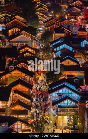 CHONGQING, CHINA - 5. FEBRUAR 2024 - Eine große Anzahl von Touristen besucht das traditionelle Shibati-Viertel in Chongqing, China, 5. Februar 2024 als Sp Stockfoto