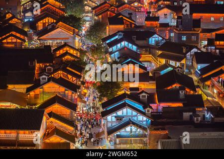 CHONGQING, CHINA - 5. FEBRUAR 2024 - Eine große Anzahl von Touristen besucht das traditionelle Shibati-Viertel in Chongqing, China, 5. Februar 2024 als Sp Stockfoto