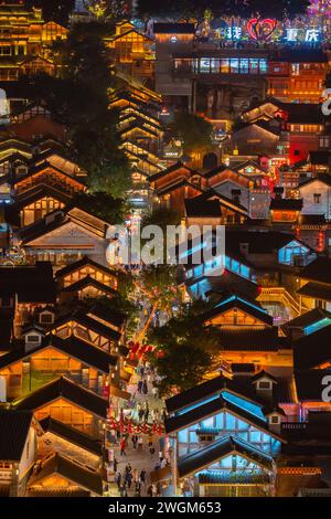 CHONGQING, CHINA - 5. FEBRUAR 2024 - Eine große Anzahl von Touristen besucht das traditionelle Shibati-Viertel in Chongqing, China, 5. Februar 2024 als Sp Stockfoto