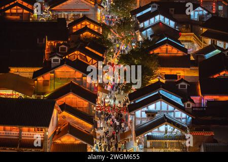 CHONGQING, CHINA - 5. FEBRUAR 2024 - Eine große Anzahl von Touristen besucht das traditionelle Shibati-Viertel in Chongqing, China, 5. Februar 2024 als Sp Stockfoto