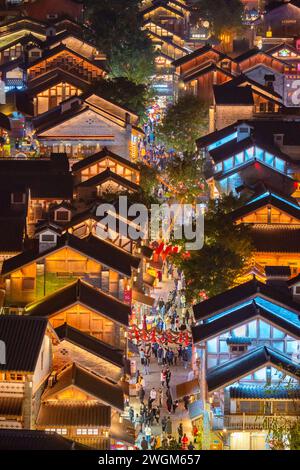 CHONGQING, CHINA - 5. FEBRUAR 2024 - Eine große Anzahl von Touristen besucht das traditionelle Shibati-Viertel in Chongqing, China, 5. Februar 2024 als Sp Stockfoto