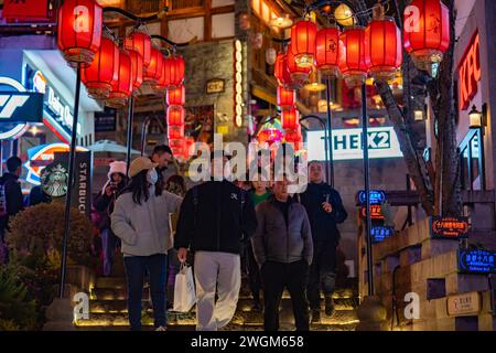 CHONGQING, CHINA - 5. FEBRUAR 2024 - Eine große Anzahl von Touristen besucht das traditionelle Shibati-Viertel in Chongqing, China, 5. Februar 2024 als Sp Stockfoto