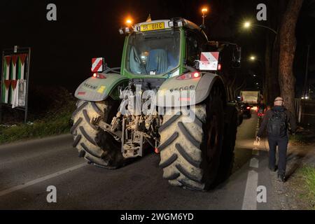 Rom, Italien. Februar 2024. Landwirte mit ihren Traktoren fahren entlang der Via Nomentana in Rom, um gegen einige von der Europäischen Union beschlossene Maßnahmen zu protestieren (Foto: © Matteo Nardone/Pacific Press via ZUMA Press Wire) NUR REDAKTIONELLE VERWENDUNG! Nicht für kommerzielle ZWECKE! Stockfoto