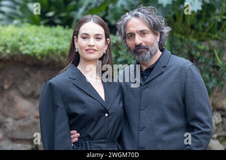 5. Februar 2024, Rom, Italien: Die britische Schauspielerin Lily James und der Regisseur Saverio Costanzo nehmen am Fotoaufruf des Films „Finamente l'alba“ im Hotel de Russie in Rom Teil (Foto: © Matteo Nardone/Pacific Press via ZUMA Press Wire). Nicht für kommerzielle ZWECKE! Stockfoto