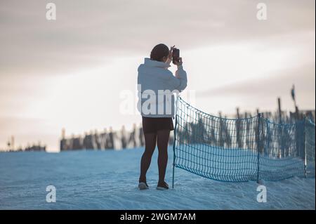 Grandvalira, Andorra: 2024. Januar 31: Frau fotografiert 2023 im Skigebiet Grandvalira. Stockfoto