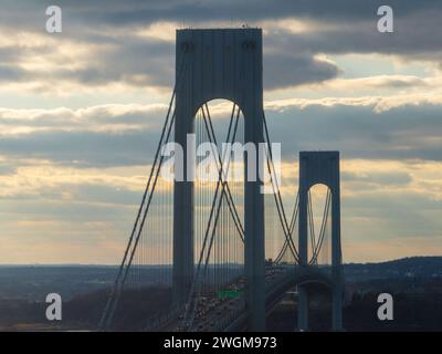 Luftaufnahme der Verrazzano Narrows Bridge in New York von Brooklyn aus. Stockfoto