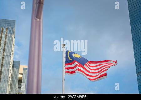 Kuala Lumpur, Malaysia - 28. Januar 2024: Malaysische Flagge auf einem Pol, die in der Stadt Kuala Lumpur aufwinkt Stockfoto