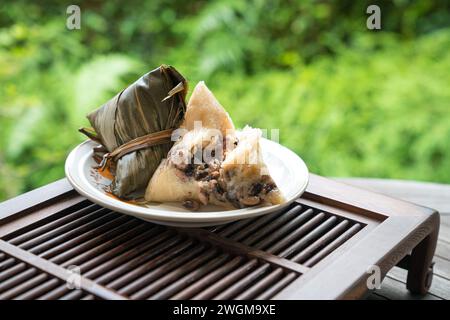 Zongzi. Reisklößchen für das traditionelle chinesische Bootsfestival, das Duanwu Festival. Speicherplatz kopieren. Stockfoto