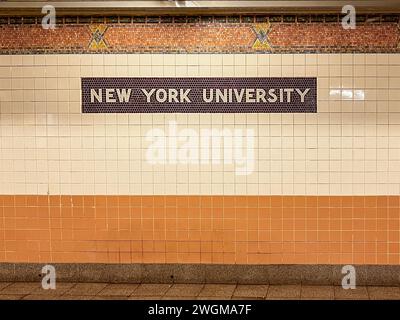 New York - 8. Juni 2022: U-Bahn-Station Christopher Street im Viertel Village von Manhattan. Stockfoto