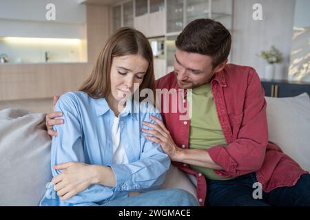 Unglückliche Ehefrau, die Stress, Depression, Trauer, tröstet von einem liebevollen, aufmerksamen, zärtlichen Ehemann Stockfoto