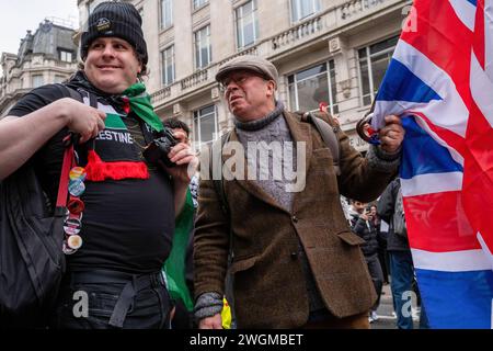 London, Großbritannien. Februar 2024. Die Demonstranten diskutieren ihre Differenzen zu Beginn des Nationalmarsches für Palästina. Tausende nehmen an dem jüngsten Nationalmarsch für Palästina in Zentral-London Teil, in dem Israel aufgefordert wird, einen sofortigen Waffenstillstand in Gaza umzusetzen. Quelle: SOPA Images Limited/Alamy Live News Stockfoto