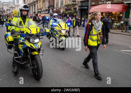 London, Großbritannien. Februar 2024. Die Polizei führt den Nationalmarsch für Palästina an. Tausende nehmen an dem jüngsten Nationalmarsch für Palästina in Zentral-London Teil, in dem Israel aufgefordert wird, einen sofortigen Waffenstillstand in Gaza umzusetzen. Quelle: SOPA Images Limited/Alamy Live News Stockfoto