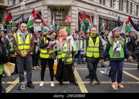 London, Großbritannien. Februar 2024. Marshals in gelben Westen zu Beginn des Nationalmarsches für Palästina. Tausende nehmen an dem jüngsten Nationalmarsch für Palästina in Zentral-London Teil, in dem Israel aufgefordert wird, einen sofortigen Waffenstillstand in Gaza umzusetzen. (Credit Image: © James Willoughby/SOPA Images via ZUMA Press Wire) NUR REDAKTIONELLE VERWENDUNG! Nicht für kommerzielle ZWECKE! Stockfoto