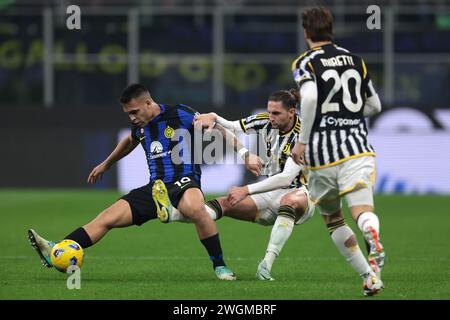 Mailand, Italien. Februar 2024. Fabio Miretti von Juventus sieht als Teamkollege Adrien Rabiot Lautaro Martinez vom FC Internazionale während des Spiels der Serie A in Giuseppe Meazza, Mailand, herausfordert. Der Bildnachweis sollte lauten: Jonathan Moscrop/Sportimage Credit: Sportimage Ltd/Alamy Live News Stockfoto