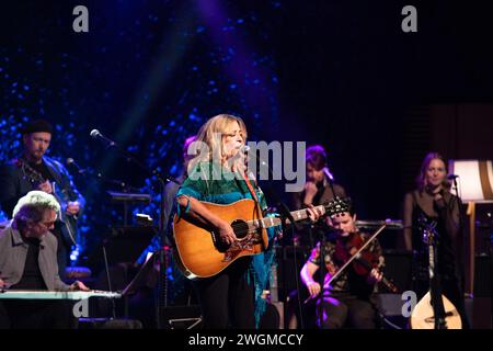 Glasgow, Schottland, Großbritannien. Februar 2024. Glasgow Schottland. Carlene Carter, US-amerikanische Country-Sängerin Songwriterin, trat im Rahmen von Celtic Connections im Glasgow Concert Hall bei den Transatlantic Sessions 2024 auf. Sie ist die Tochter der Musiklegenden June Carter und Carl Smith. Carter hat 12 Alben aufgenommen, hauptsächlich auf großen Labels. Foto Pauline Keightley/Alamy. Quelle: Pauline Keightley/Alamy Live News Stockfoto