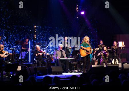 Glasgow, Schottland, Großbritannien. Februar 2024. Glasgow Schottland. Carlene Carter, US-amerikanische Country-Sängerin Songwriterin, trat im Rahmen von Celtic Connections im Glasgow Concert Hall bei den Transatlantic Sessions 2024 auf. Sie ist die Tochter der Musiklegenden June Carter und Carl Smith. Carter hat 12 Alben aufgenommen, hauptsächlich auf großen Labels. Foto Pauline Keightley/Alamy. Quelle: Pauline Keightley/Alamy Live News Stockfoto