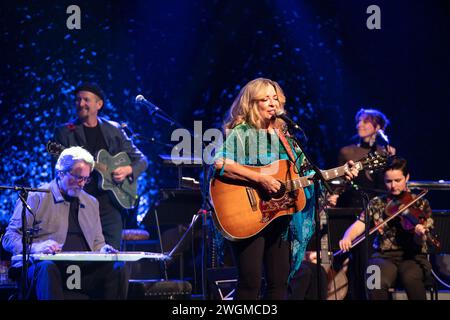 Glasgow, Schottland, Großbritannien. Februar 2024. Glasgow Schottland. Carlene Carter, US-amerikanische Country-Sängerin Songwriterin, trat im Rahmen von Celtic Connections im Glasgow Concert Hall bei den Transatlantic Sessions 2024 auf. Sie ist die Tochter der Musiklegenden June Carter und Carl Smith. Carter hat 12 Alben aufgenommen, hauptsächlich auf großen Labels. Foto Pauline Keightley/Alamy. Quelle: Pauline Keightley/Alamy Live News Stockfoto