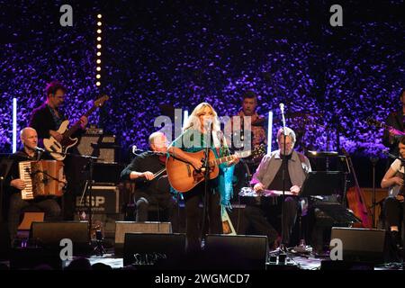 Glasgow, Schottland, Großbritannien. Februar 2024. Glasgow Schottland. Carlene Carter, US-amerikanische Country-Sängerin Songwriterin, trat im Rahmen von Celtic Connections im Glasgow Concert Hall bei den Transatlantic Sessions 2024 auf. Sie ist die Tochter der Musiklegenden June Carter und Carl Smith. Carter hat 12 Alben aufgenommen, hauptsächlich auf großen Labels. Foto Pauline Keightley/Alamy. Quelle: Pauline Keightley/Alamy Live News Stockfoto