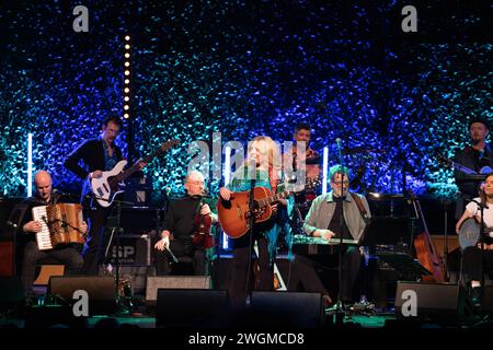 Glasgow, Schottland, Großbritannien. Februar 2024. Glasgow Schottland. Carlene Carter, US-amerikanische Country-Sängerin Songwriterin, trat im Rahmen von Celtic Connections im Glasgow Concert Hall bei den Transatlantic Sessions 2024 auf. Sie ist die Tochter der Musiklegenden June Carter und Carl Smith. Carter hat 12 Alben aufgenommen, hauptsächlich auf großen Labels. Foto Pauline Keightley/Alamy. Quelle: Pauline Keightley/Alamy Live News Stockfoto