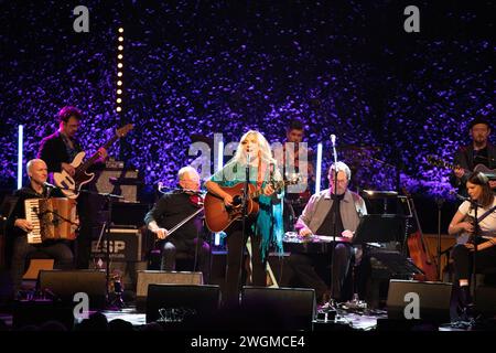 Glasgow, Schottland, Großbritannien. Februar 2024. Glasgow Schottland. Carlene Carter, US-amerikanische Country-Sängerin Songwriterin, trat im Rahmen von Celtic Connections im Glasgow Concert Hall bei den Transatlantic Sessions 2024 auf. Sie ist die Tochter der Musiklegenden June Carter und Carl Smith. Carter hat 12 Alben aufgenommen, hauptsächlich auf großen Labels. Foto Pauline Keightley/Alamy. Quelle: Pauline Keightley/Alamy Live News Stockfoto