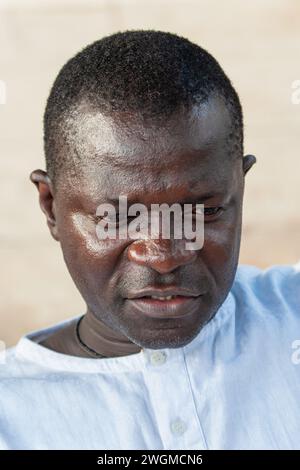 Straßenfotografie, Porträt afrikanischer Männer mit Kopf und Schultern, traditionelles afrikanisches Hemd Stockfoto