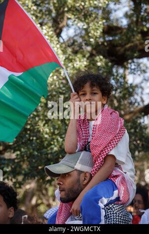 Austin, Texas, USA. Februar 2024. Ein Junge hält eine palästinensische Flagge, während er auf den Schultern seines Vaters sitzt, während der Texas United gegen den Völkermord-Protest und am Sonntag, den 4. Februar, im Texas State Capitol marschiert. Die Menschen versammelten sich im Staatskapitol, um ein Ende der andauernden israelischen Belagerung des Gazastreifens zu fordern, die jetzt an ihrem einundzwanzigsten Tag stattfindet und kein Ende in Sicht ist. (Kreditbild: © Jaime Carrero/ZUMA Press Wire) NUR REDAKTIONELLE VERWENDUNG! Nicht für kommerzielle ZWECKE! Stockfoto