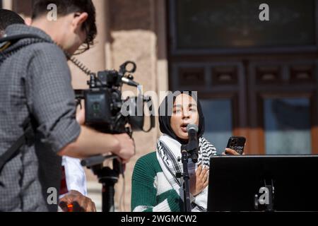 Austin, Texas, USA. Februar 2024. Die in Austin lebende Sozialarbeiterin und Dichterin Sara Bawany liest ein Gedicht während der Texas United Against Genocide Protest im Texas State Capitol in Austin Texas am Sonntag, 4. Februar. Die Anhänger des palästinensischen Volkes versammelten sich im Kapitol, um in die Liste der Redner aufgenommen zu werden, und marschieren, um einen sofortigen Waffenstillstand in Gaza und ein Ende des wahllosen Bombardements Israels zu fordern, bei dem bisher siebenundzwanzigtausend Menschen ums Leben kamen und kein Ende in Sicht ist. (Kreditbild: © Jaime Carrero/ZUMA Press Wire) NUR REDAKTIONELLE VERWENDUNG! Nicht für kommerzielle ZWECKE! Stockfoto