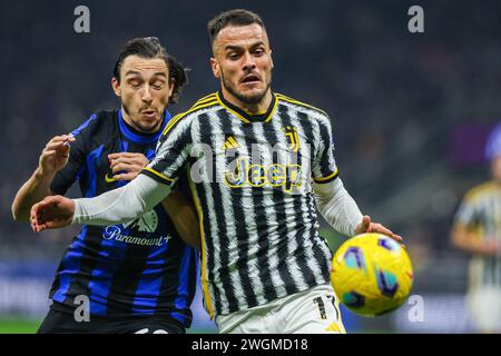 Mailand, Italien. Februar 2024. Filip Kostic von Juventus FC (R) tritt im Giuseppe Meazza Stadion 2023/24 gegen Matteo Darmian vom FC Internazionale (L) um den Ball an. Endstand, Inter 1 | 0 Juventus. Quelle: SOPA Images Limited/Alamy Live News Stockfoto