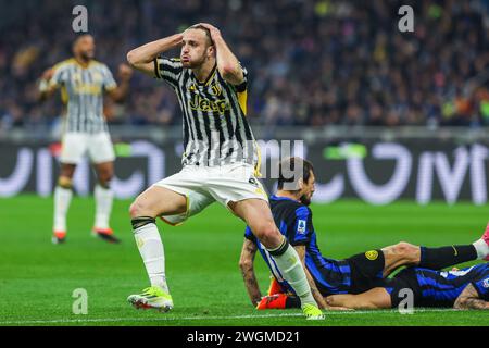 Mailand, Italien. Februar 2024. Federico Gatti von Juventus FC reagiert 2023/24 im Giuseppe Meazza Stadion auf das Fußballspiel der Serie A zwischen dem FC Internazionale und Juventus FC. Endstand, Inter 1 | 0 Juventus. (Foto: Fabrizio Carabelli/SOPA Images/SIPA USA) Credit: SIPA USA/Alamy Live News Stockfoto