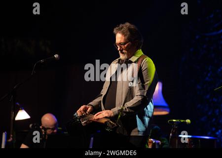 Glasgow, Schottland, Großbritannien. Februar 2024. Glasgow Schottland. Jerry Douglas, amerikanischer Dubro-Spieler, trat im Rahmen von Celtic Connections in der Glasgow Concert Hall bei den Transatlantic Sessions 2024 auf. Foto Pauline Keightley/Alamy. Foto Pauline Keightley/Alamy. Quelle: Pauline Keightley/Alamy Live News Stockfoto