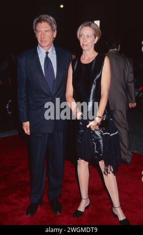 Harrison Ford und seine Frau Melissa Mathison nehmen am 3. Oktober 1999 an der Premiere von „Random Hearts“ im Sony Lincoln Square Theatre in New York Teil. Foto: Henry McGee/MediaPunch Stockfoto