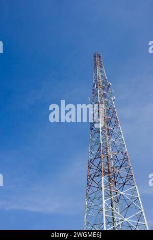 Foto eines Hochspannungsmasts mit blauem Himmel Stockfoto